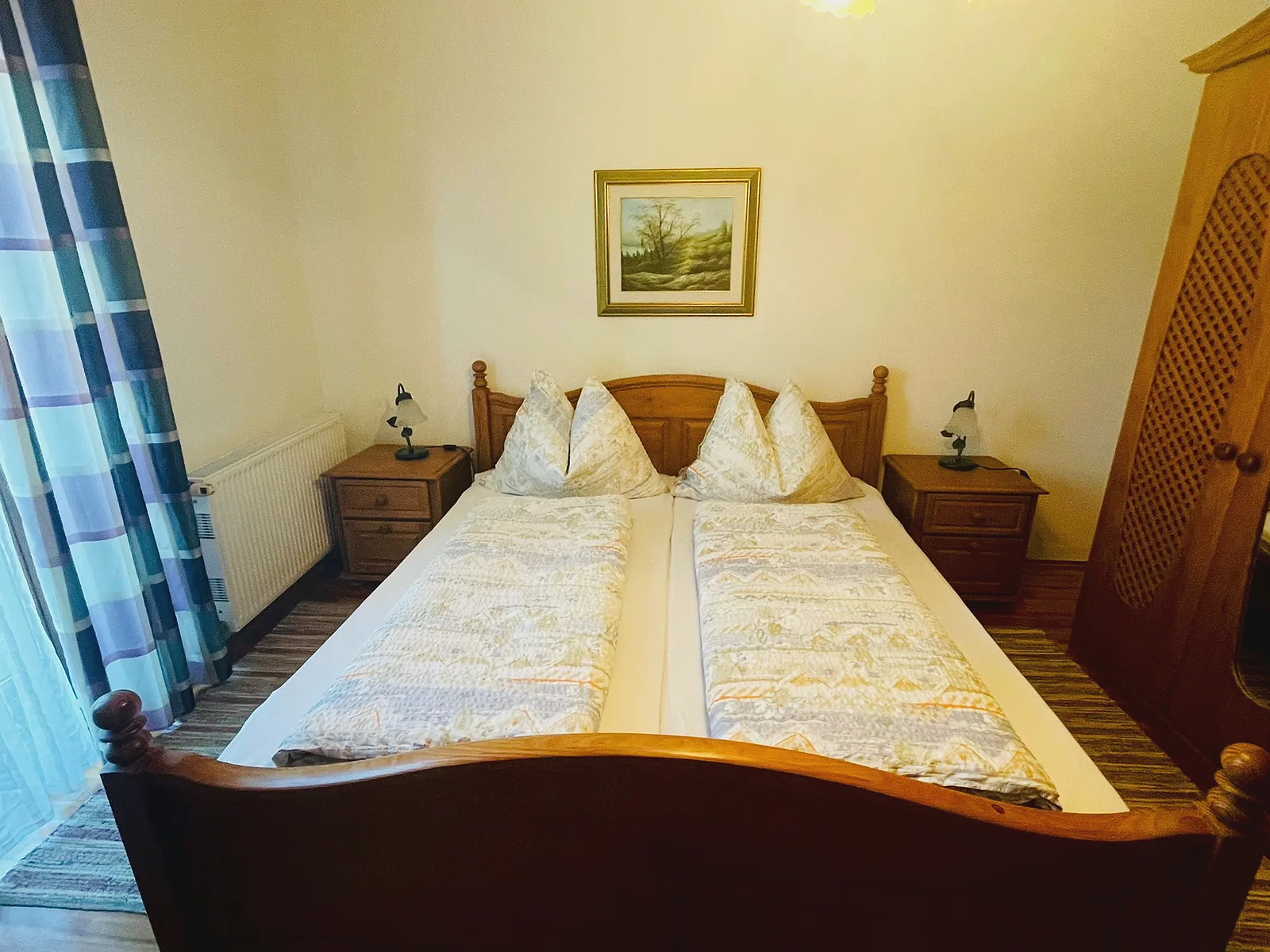 Gästezimmer 1 – Doppelbett mit Holzmöbeln