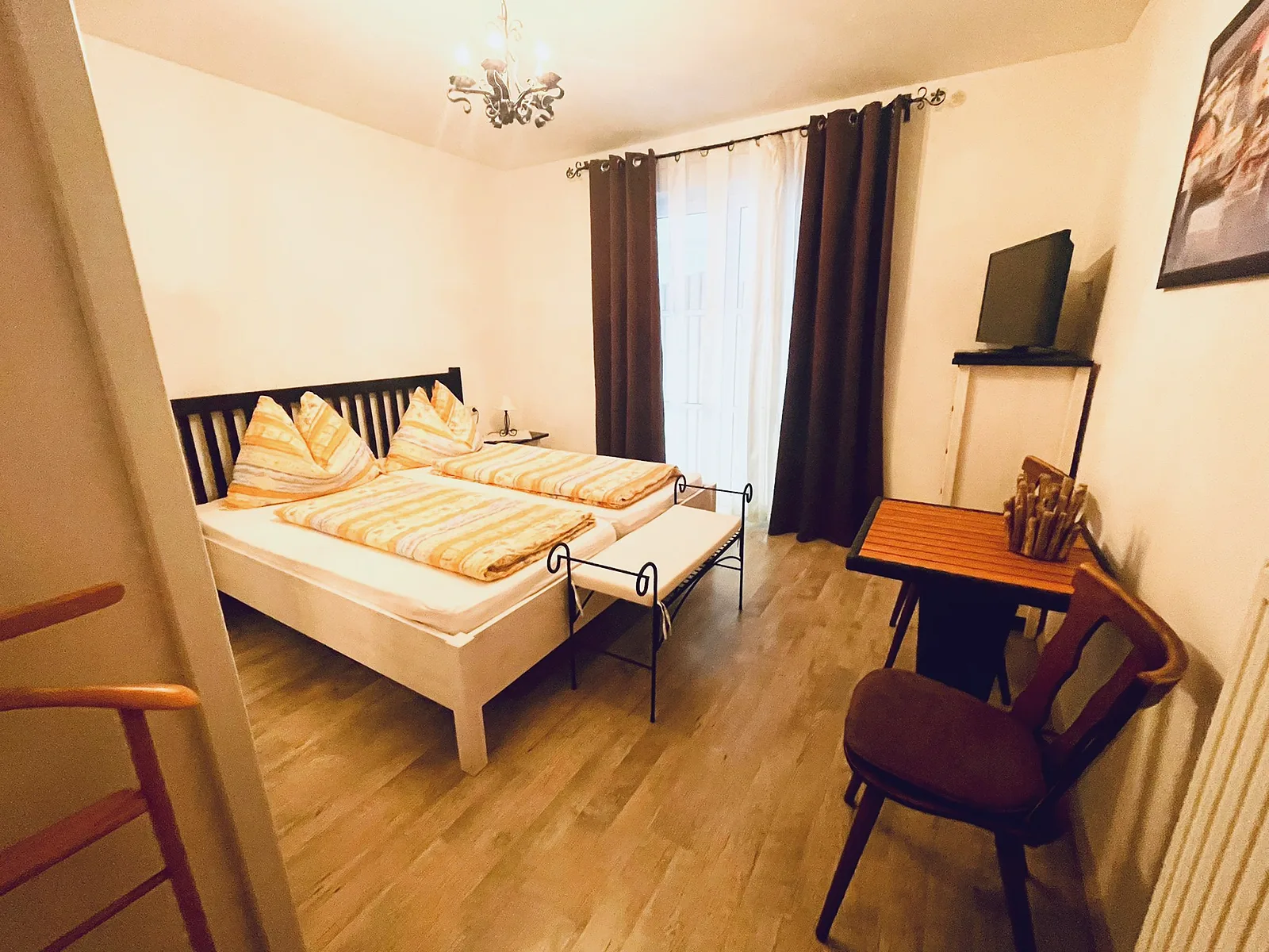 Gästezimmer 2 – Doppelbett mit Schreibtisch und TV