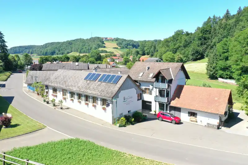 Landgasthof Zum Wallner – Drohnenansicht mit Schriftzug