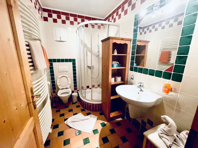 Badezimmer 1 – Dusche und Waschbecken