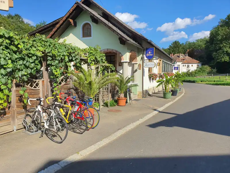 Eingang Gasthof mit Weinreben und Fahrrädern